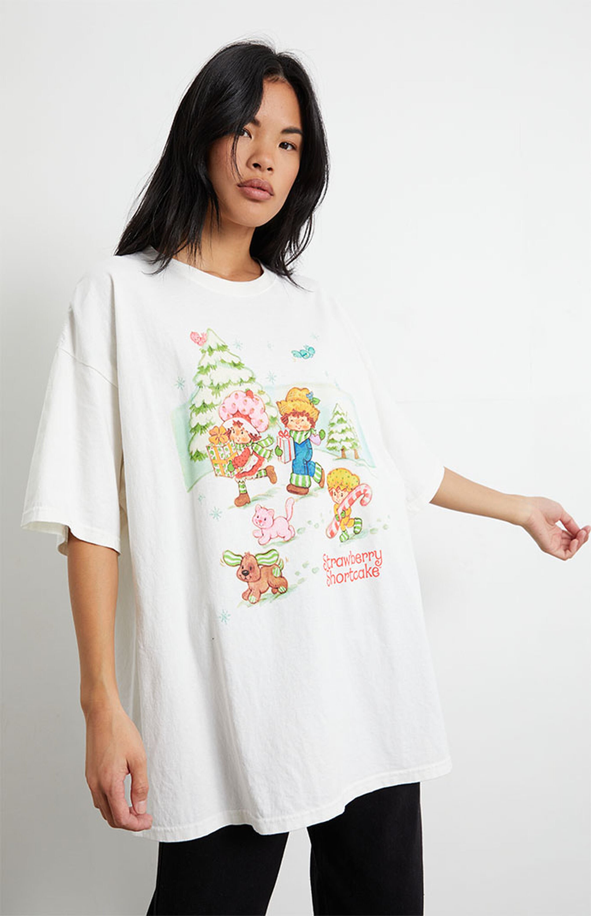 Strawberry Shortcake Fun In The Snow Oversized T-Shirt | PacSun