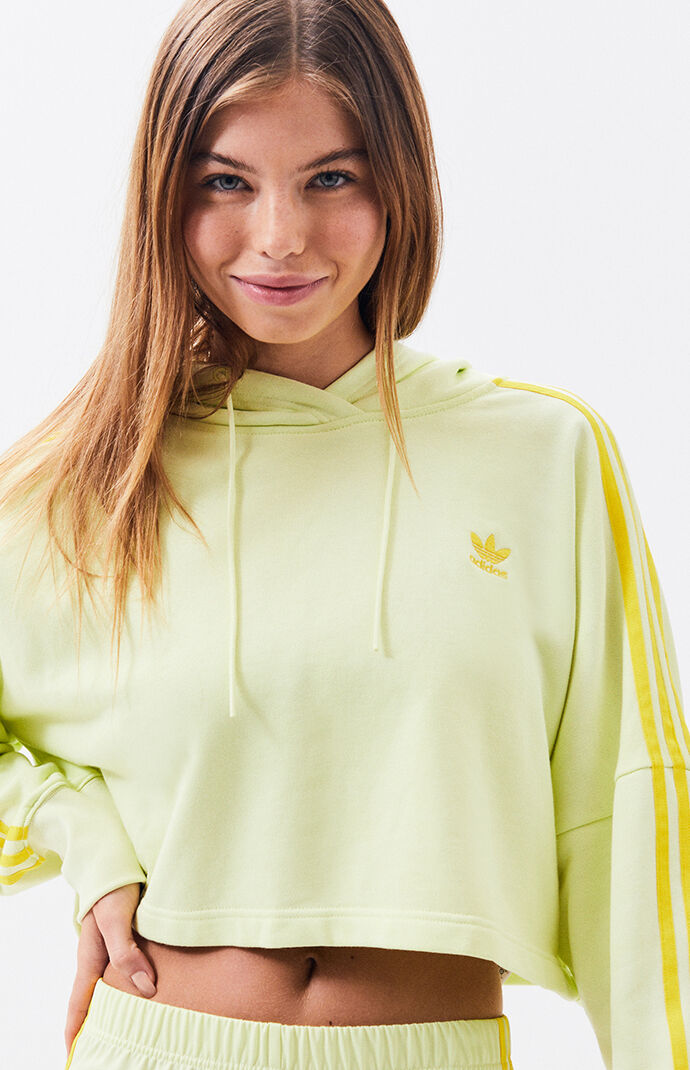 إمرأة شابة يبذل جهد ثقب النفخ emma chamberlain yellow adidas sweatshirt -  trickortreatmercenary.com