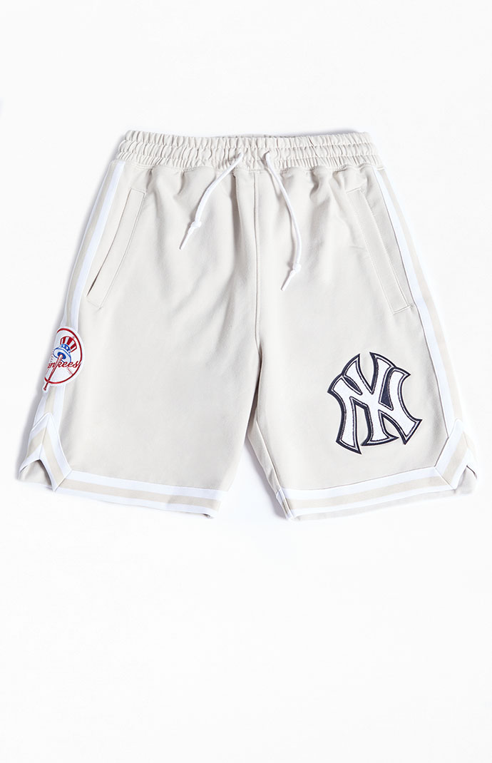 New Era NY Yankees Varsity Letter Shorts | PacSun